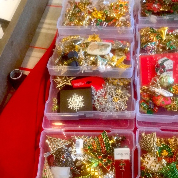 50% off ALL Christmas brooches!Great for gifts, grab bags,and more - Picture 3 of 5